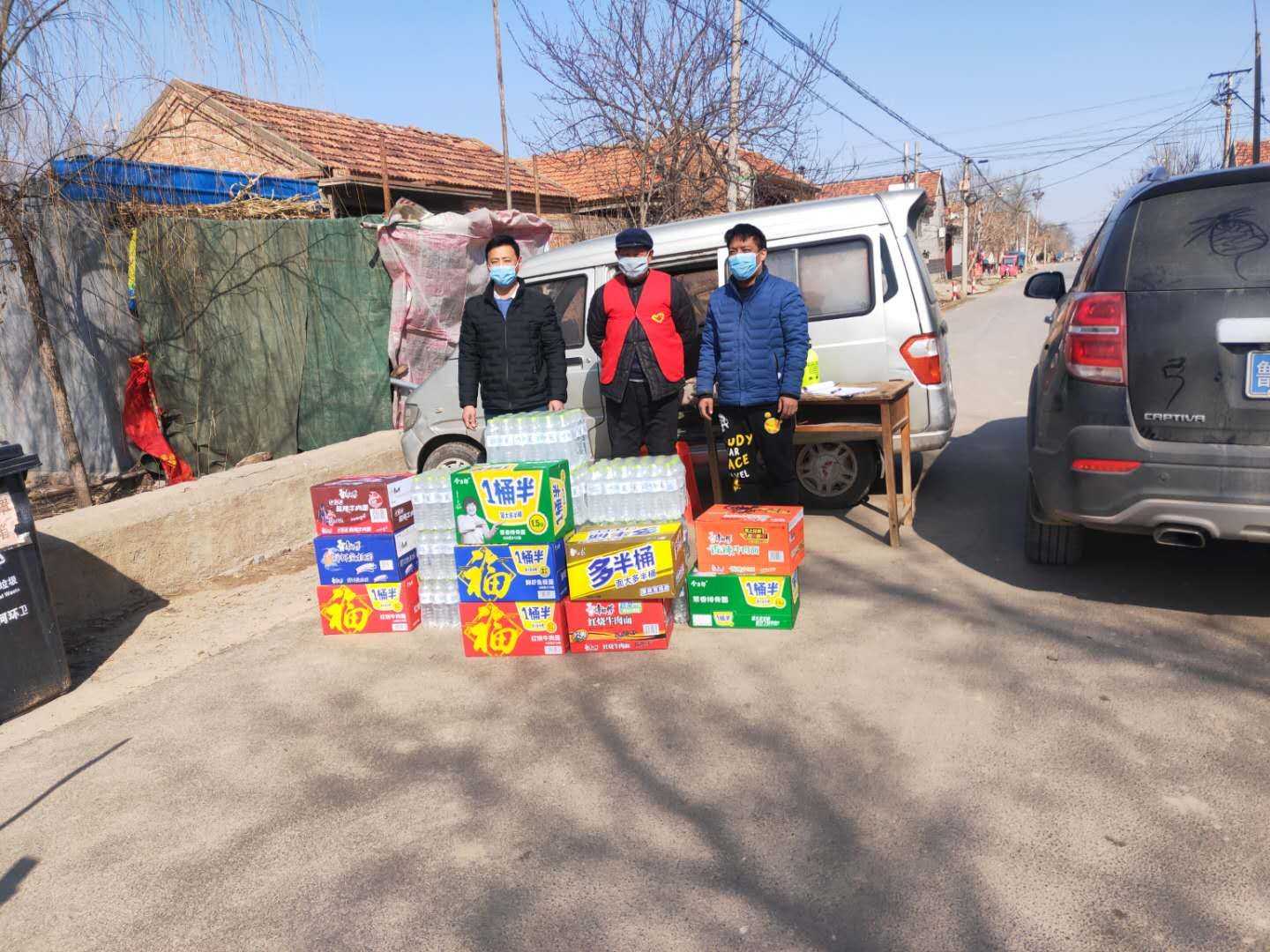 疫情期間職工為當?shù)卮迩f志愿服務(wù)人員捐贈物資