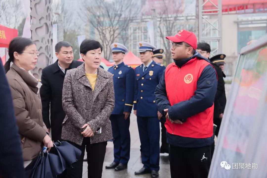 參加湖州市愛山廣場上開展的湖州市新時代文明實踐“三服務(wù)·志愿行”主題行動啟動儀式暨“學(xué)雷鋒志愿服務(wù)廣場”活動
