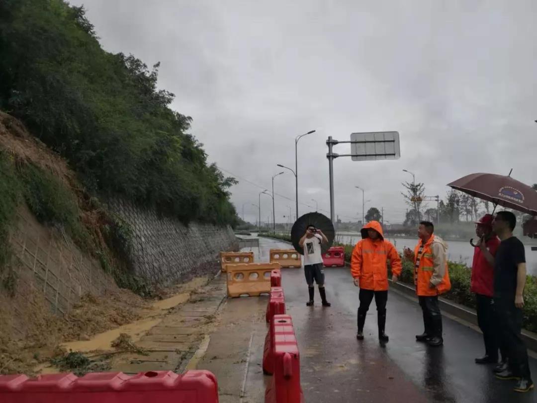 組織團員青年分別前往湖州市德清縣、安吉縣、吳興區(qū)等所轄村開展“地質(zhì)災(zāi)害防治專家進村駐點”“地質(zhì)成果進鄉(xiāng)村”活動